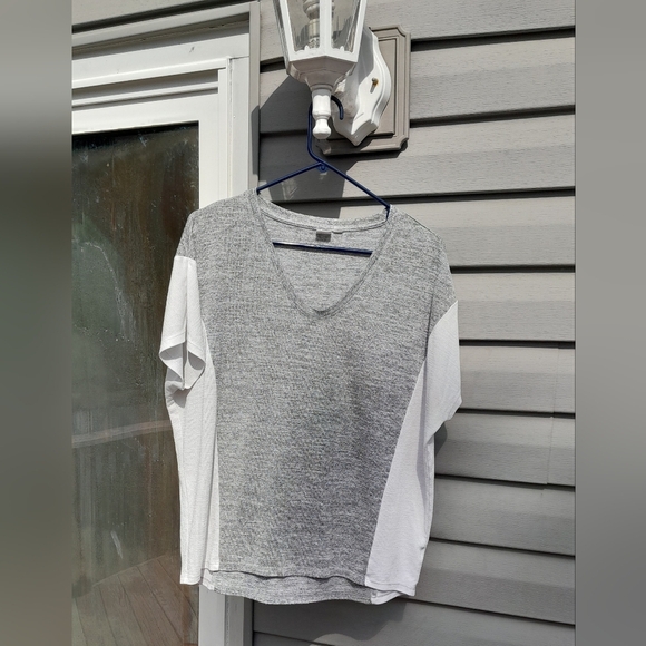 GAP Womwns M Gray and White TSHIRT blouse GUC - Picture 1 of 5